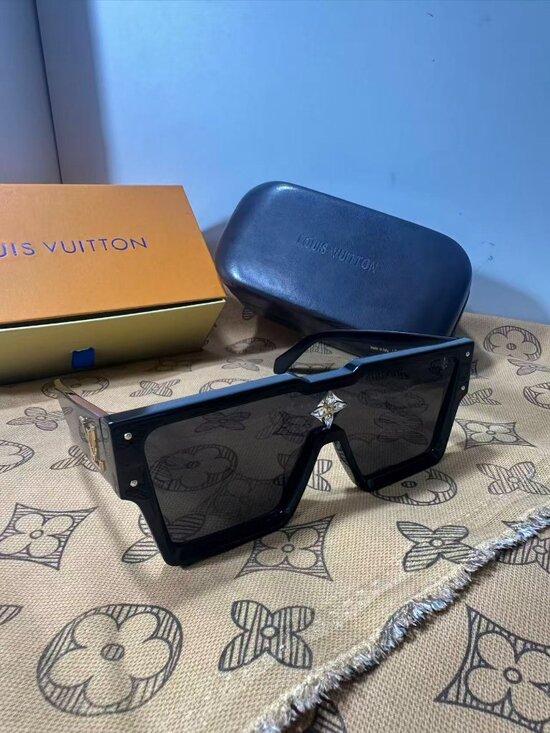 ℒLV sunglasses main image 5
